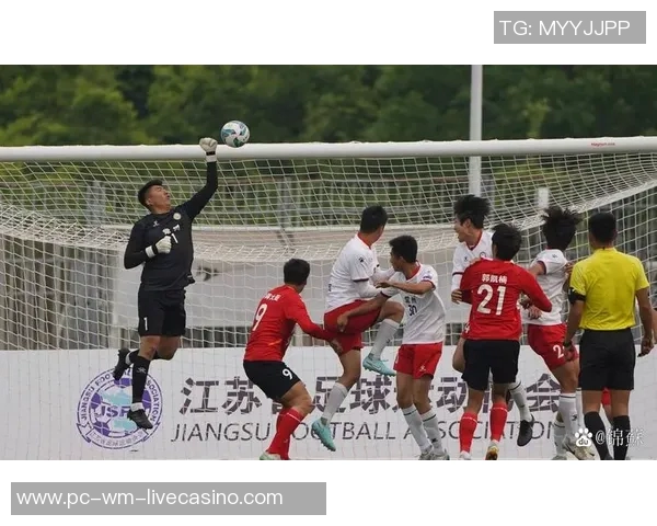 圆月弯刀足球的魅力与激情探寻足球文化中的侠义精神与团队合作 圆月弯刀足球的魅力与激情探寻足球文化中的侠义精神与团队合作